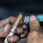 Cleaning the spark plugs with tools and the right information