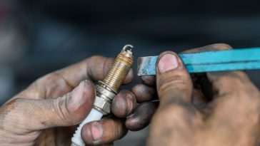 Cleaning the spark plugs with tools and the right information