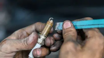 Cleaning the spark plugs with tools and the right information
