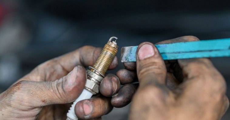 Cleaning the spark plugs with tools and the right information