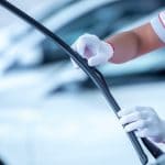 An expert is explaining the right size of the windshield wipers of your vehicle
