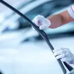 An expert is explaining the right size of the windshield wipers of your vehicle