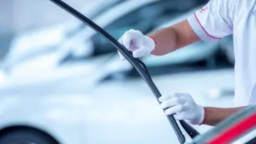 An expert is explaining the right size of the windshield wipers of your vehicle