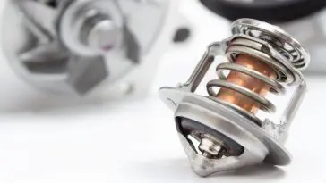 what does a car thermostat do